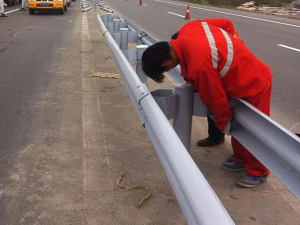 重慶高速公路防撞護欄闆